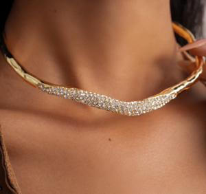 Descubre el diseño fluido de los collar necklace, materiales y consejos de estilo