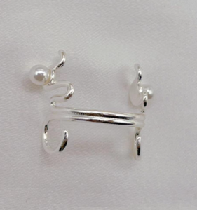 Nose Bridge Cuff : L’essor des bijoux de visage sans piercing